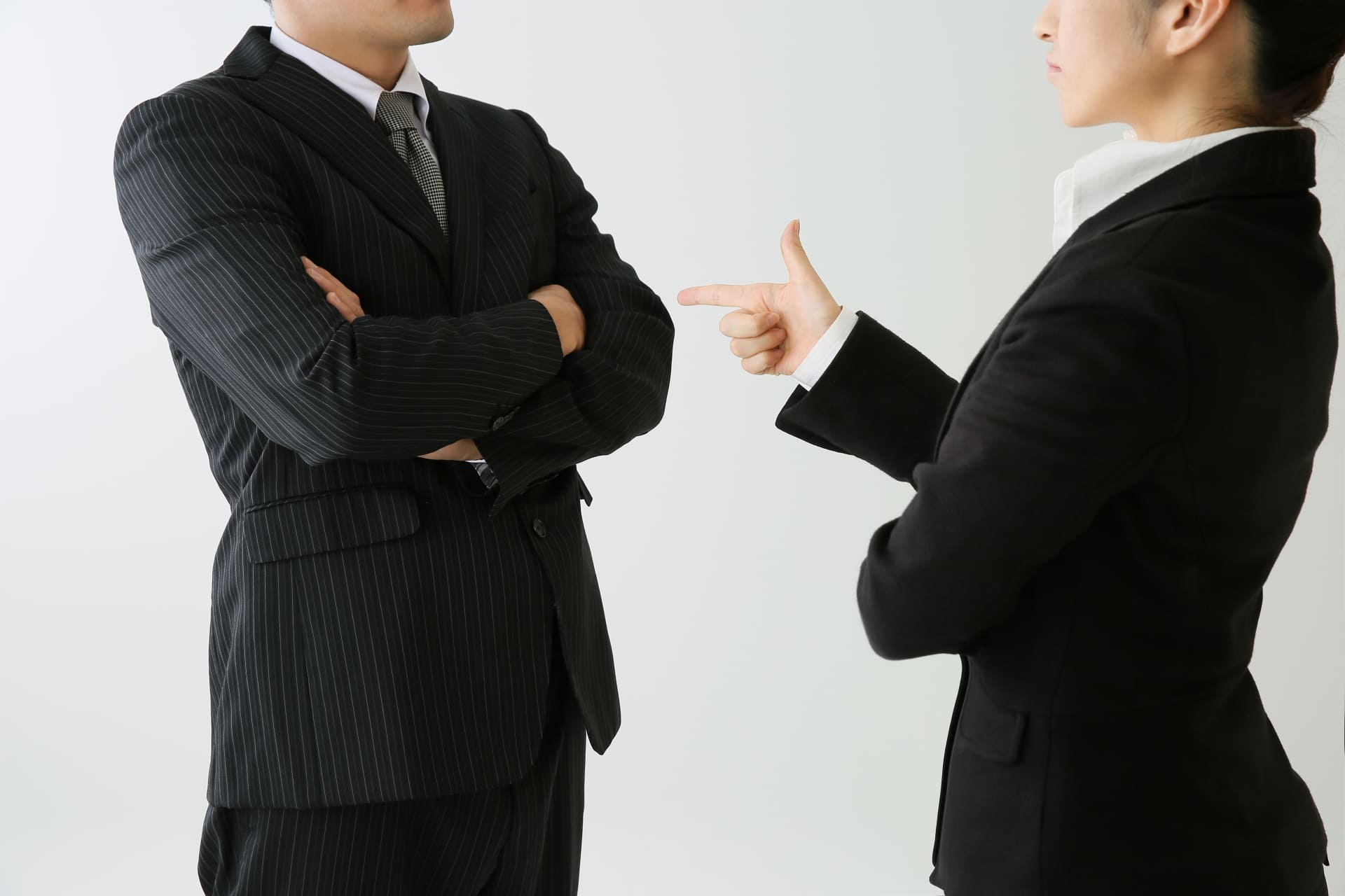 コンフリクトマネジメントとは？職場の対立を解決する手法・具体例・研修活用